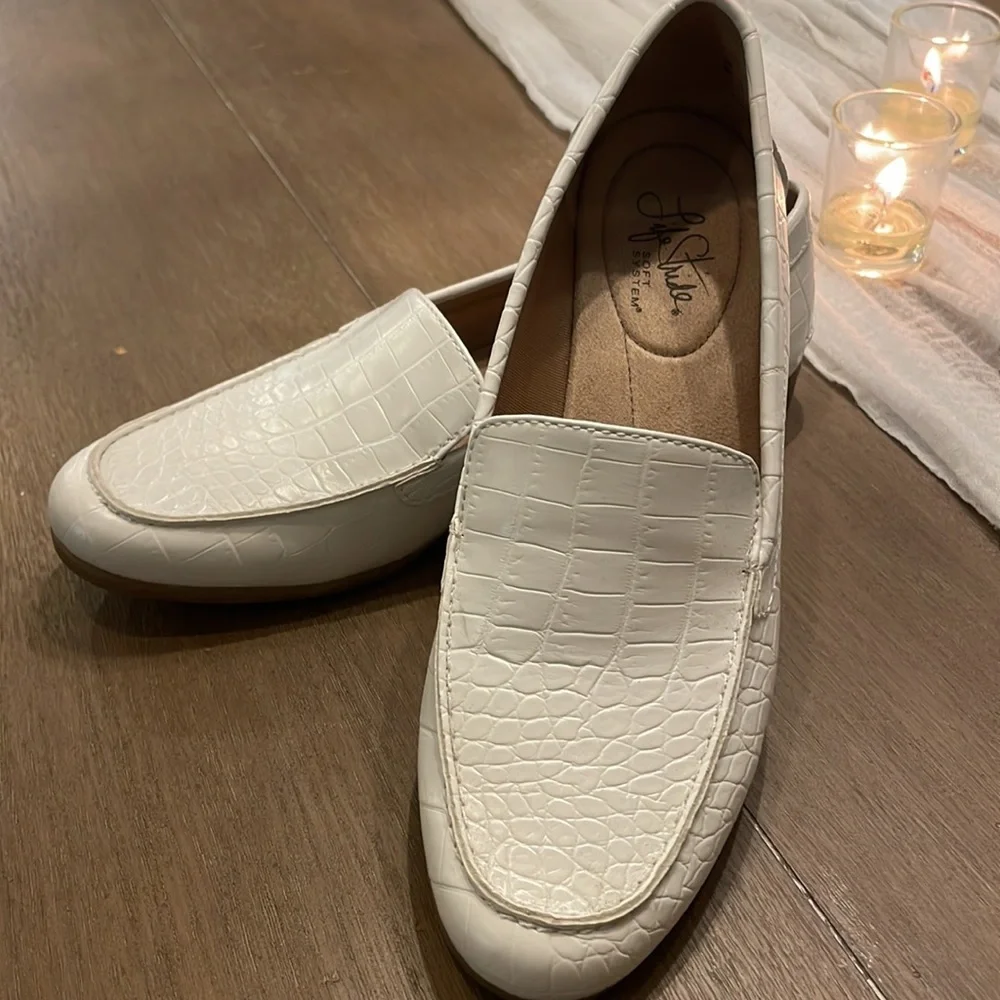 Shoes - Picture 3 of 7